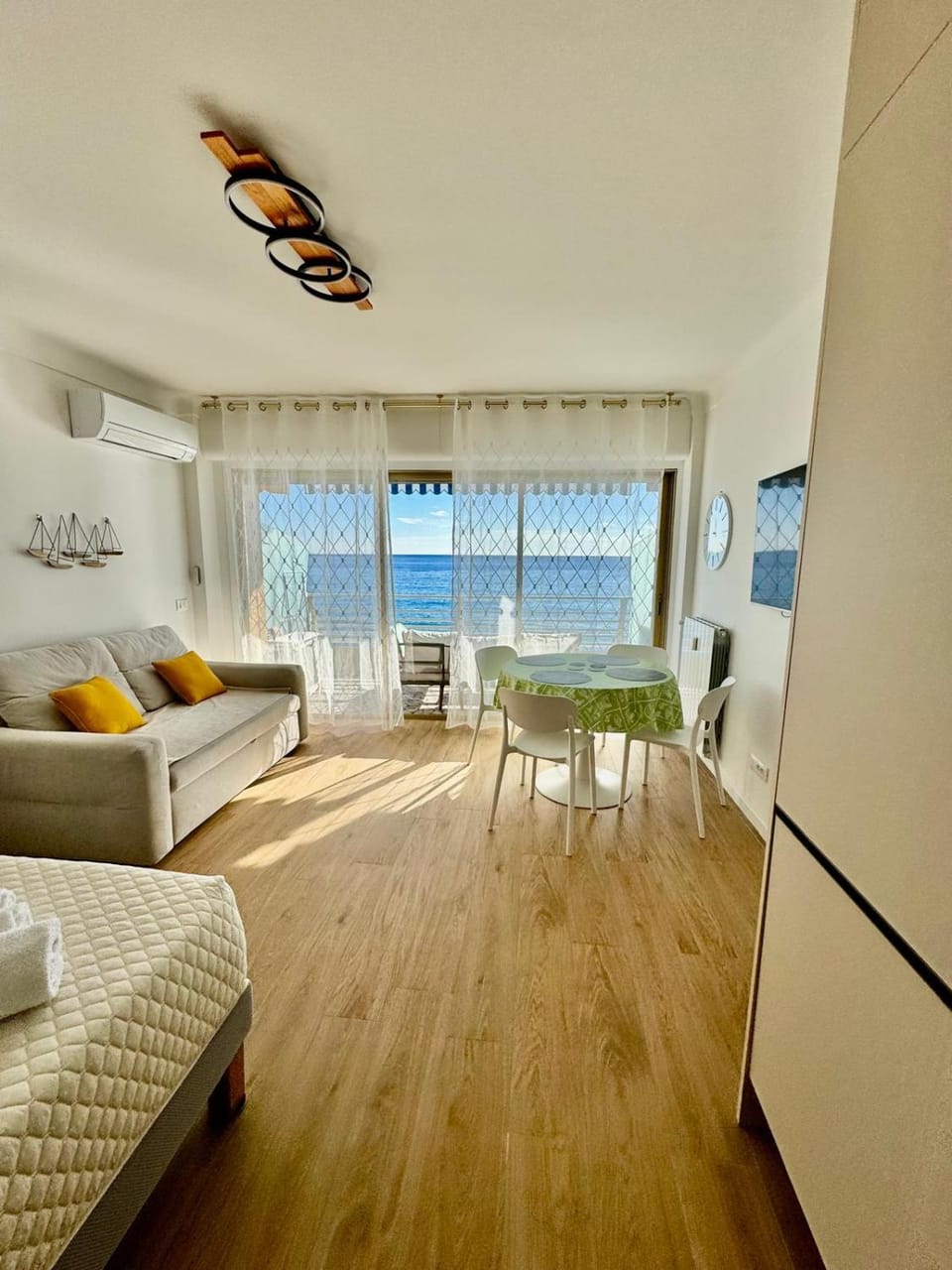 Bed, Living room, Photo of the whole room, Seating area, Dining area, Bedroom