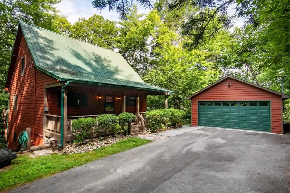 Black Bear Lookout by Avada Properties House in Great Smoky Mountains