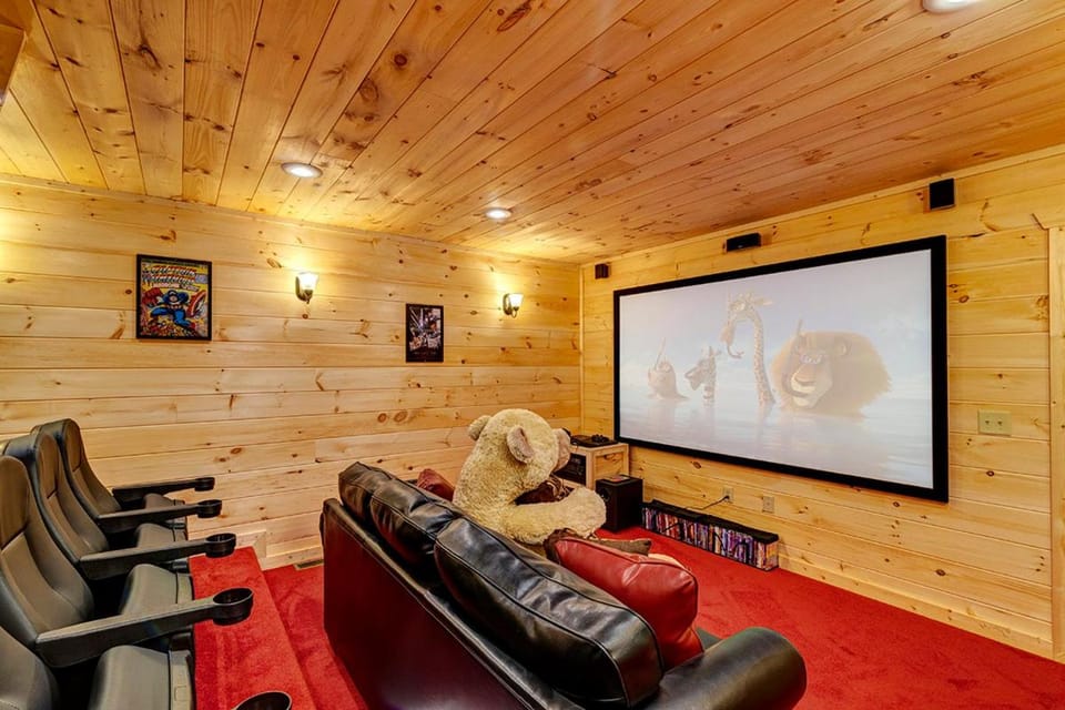 Near Dollywood Resort Amenities Included Chalet in Pigeon Forge