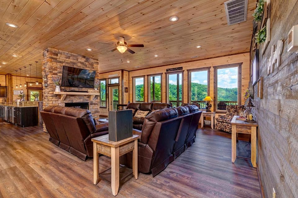 Near Dollywood Resort Amenities Included Chalet in Pigeon Forge