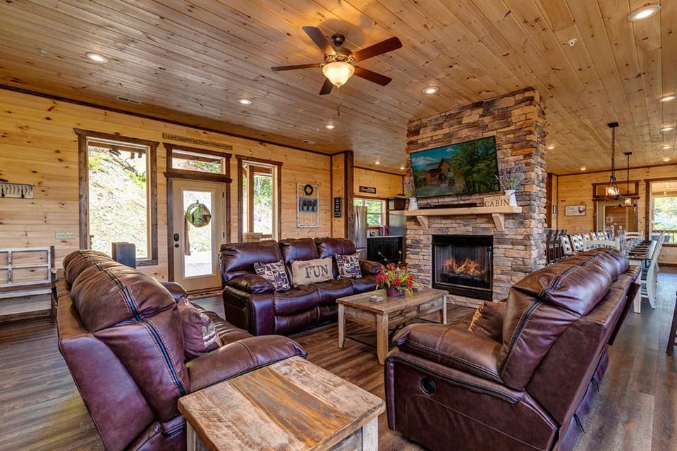 Near Dollywood Resort Amenities Included Chalet in Pigeon Forge