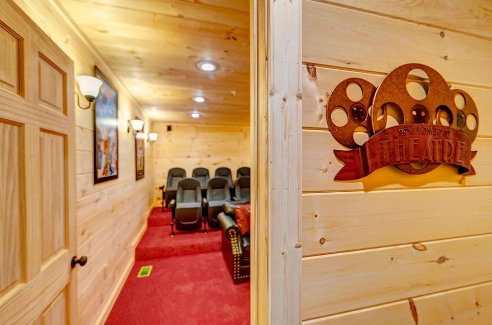 Near Dollywood Resort Amenities Included Chalet in Pigeon Forge
