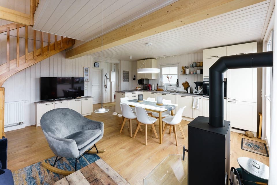 Living room, Seating area, Dining area, oven