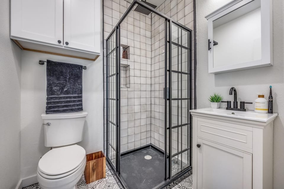 The Vanderbilt Mansion Apt 7 Near Downtown and TWU Apartment in Denton