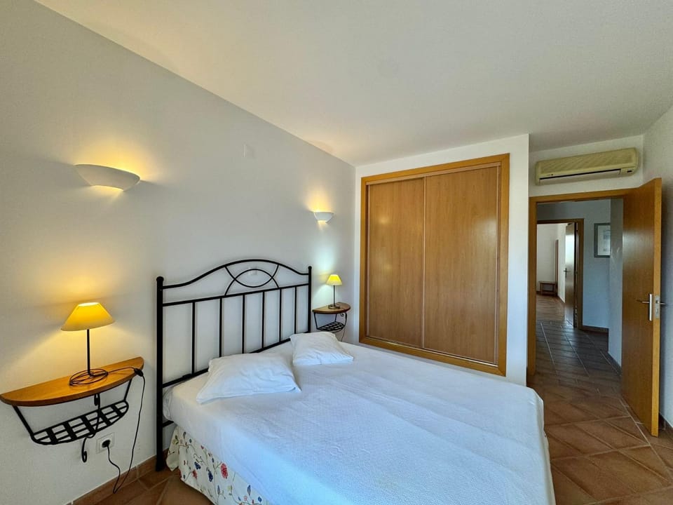 Bed, Photo of the whole room, Bedroom, internet, wardrobe, air conditioner