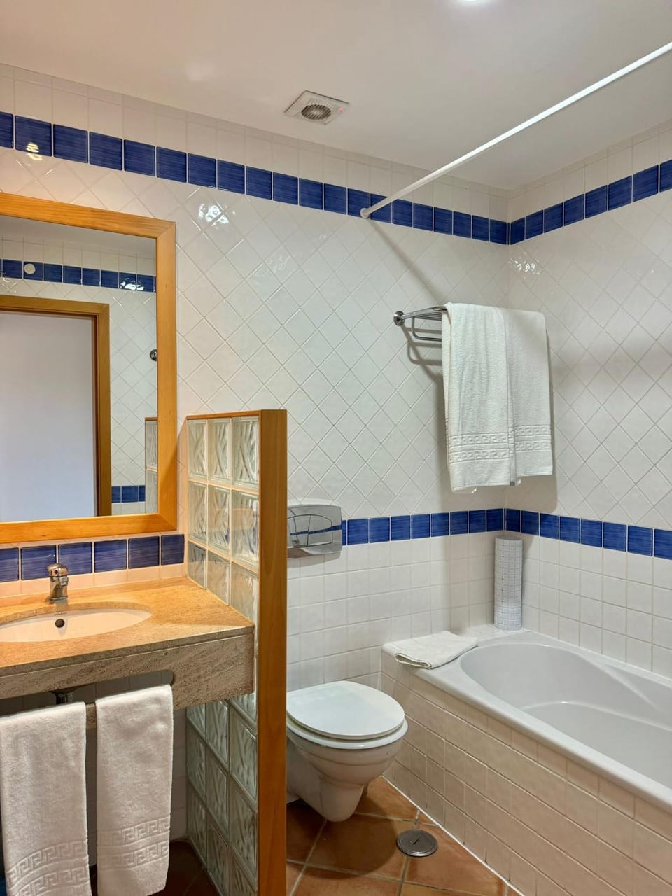 Shower, Toilet, Bathroom, Bath, towels
