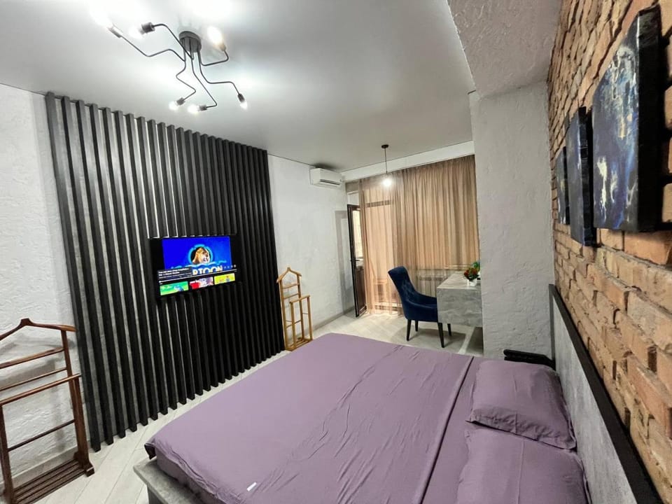 Bed, TV and multimedia, Bedroom