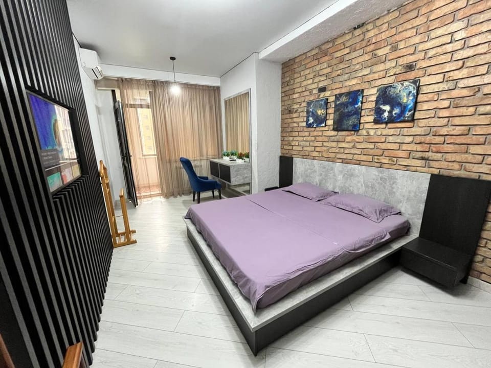 Bed, TV and multimedia, Bedroom
