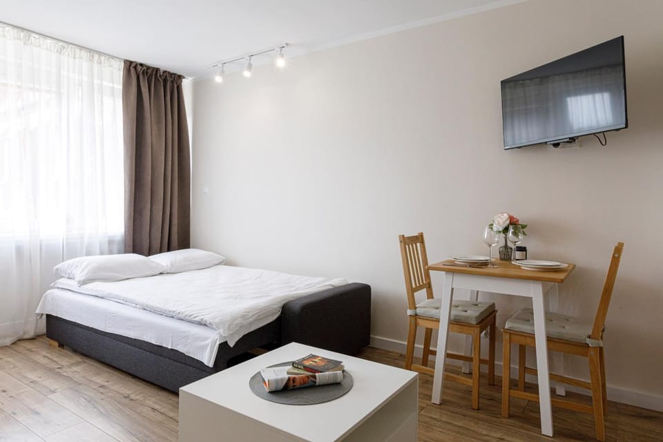 Bed, TV and multimedia, Living room, Food and drinks, Photo of the whole room, Seating area, Dining area, Bedroom, Food, towels