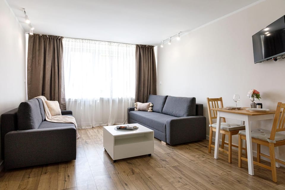 Communal lounge/ TV room, TV and multimedia, Living room, Seating area, Dining area, Evening entertainment