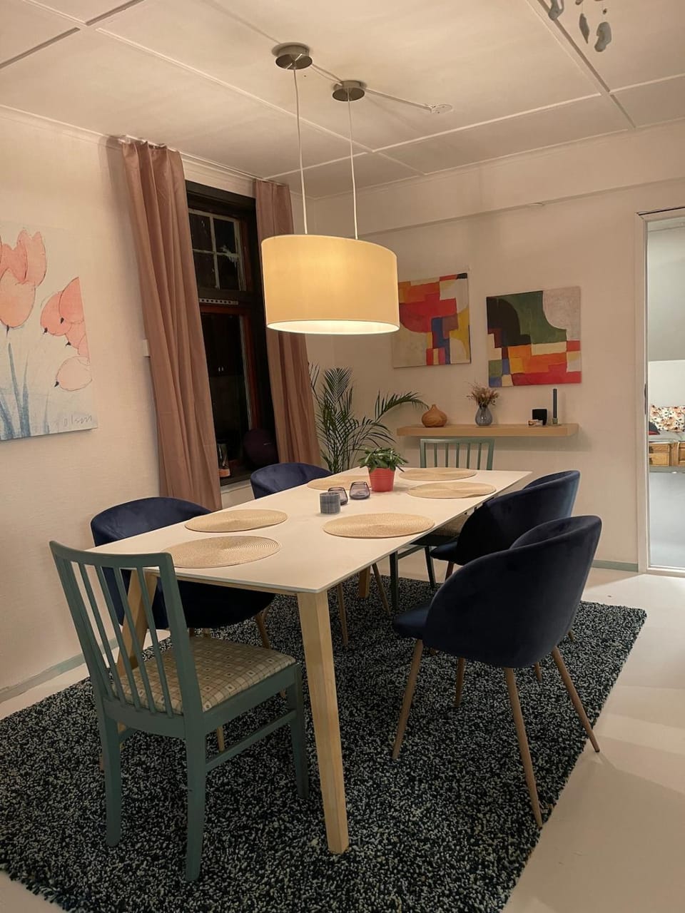 Charming older central house with private parking Apartment in Stavanger