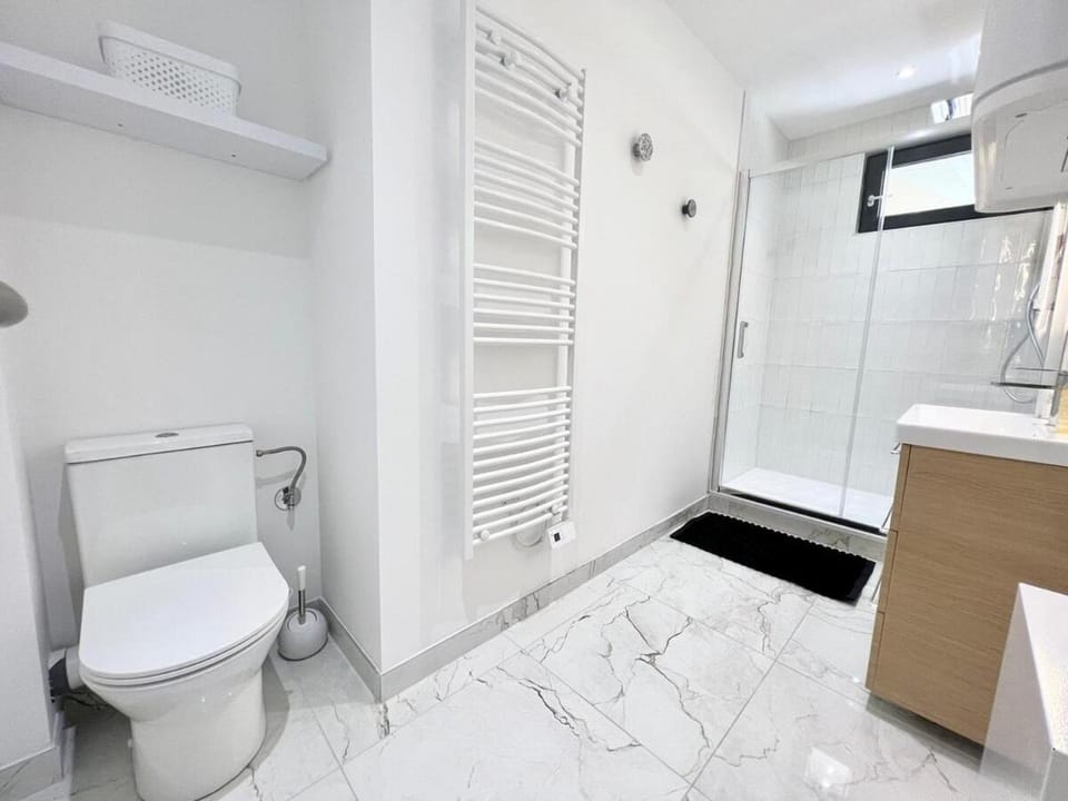 Shower, Toilet, Bathroom, towels
