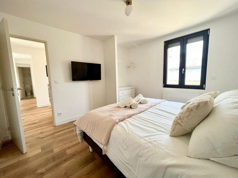Bed, TV and multimedia, Photo of the whole room, Bedroom, towels
