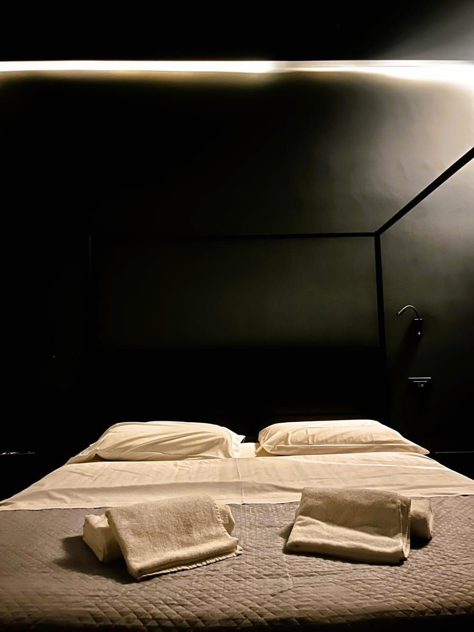 Bed, Photo of the whole room, Bedroom, towels
