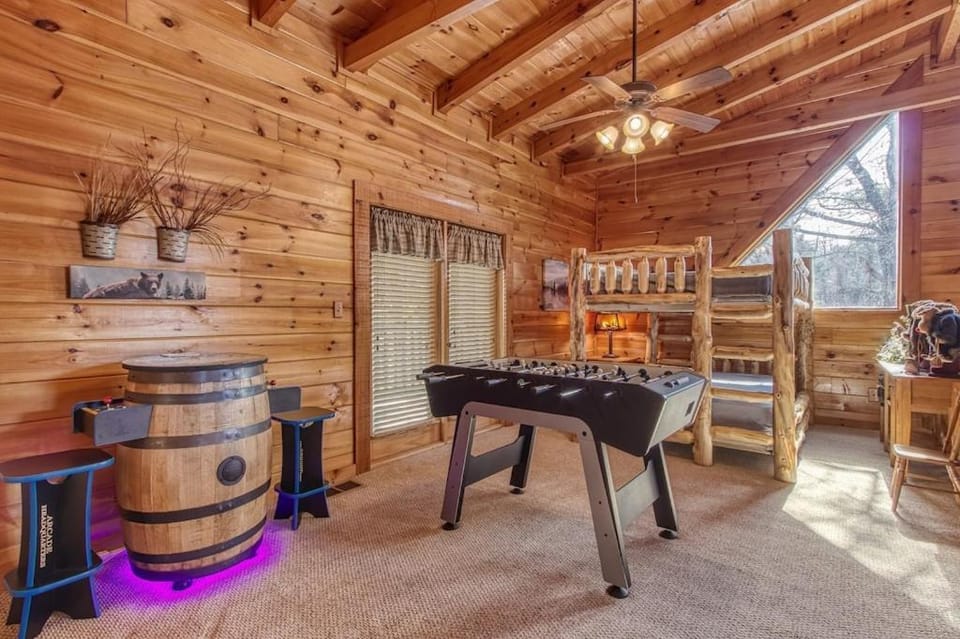 Bear Hug by Avada Properties House in Pigeon Forge