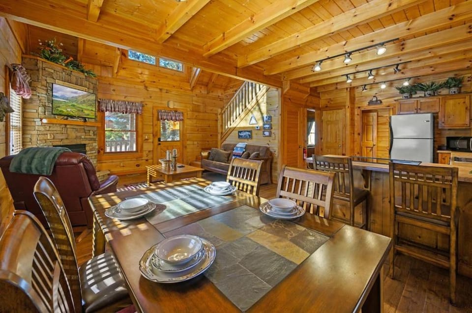 Bear Hug by Avada Properties House in Pigeon Forge