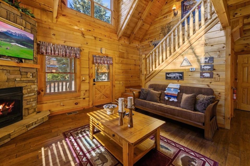 Bear Hug by Avada Properties House in Pigeon Forge