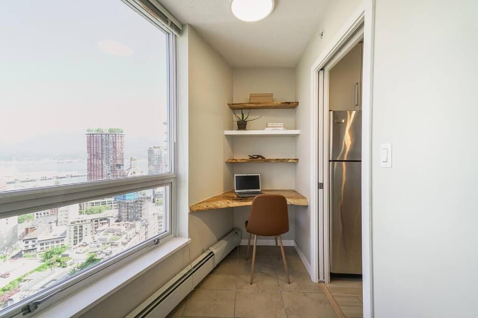 Gorgeous Water View Unit in Downtown Vancouver Apartment in Vancouver