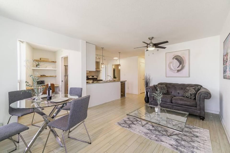 Gorgeous Water View Unit in Downtown Vancouver Apartment in Vancouver