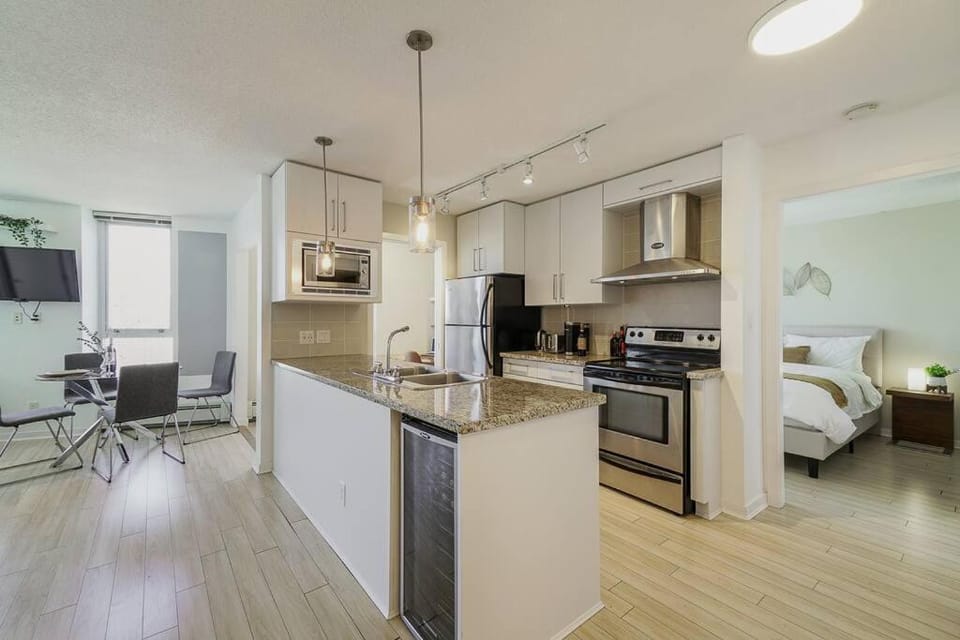 Gorgeous Water View Unit in Downtown Vancouver Apartment in Vancouver