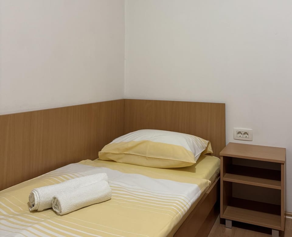 Bed, Bedroom, towels