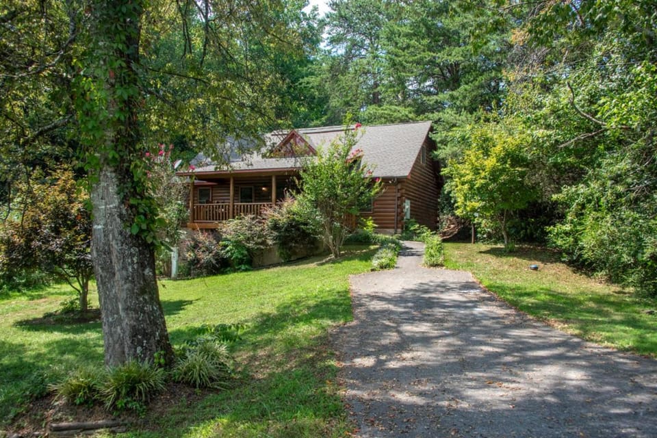 Bear Crossing by Avada Properties House in Pigeon Forge