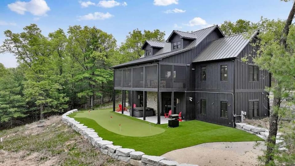 6BR Sand Valley Lodge with Hot Tub Bar & Putting Green House in Petenwell Lake