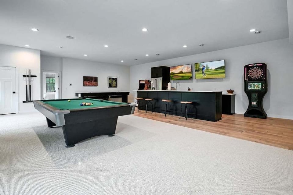 6BR Sand Valley Lodge with Hot Tub Bar & Putting Green House in Petenwell Lake