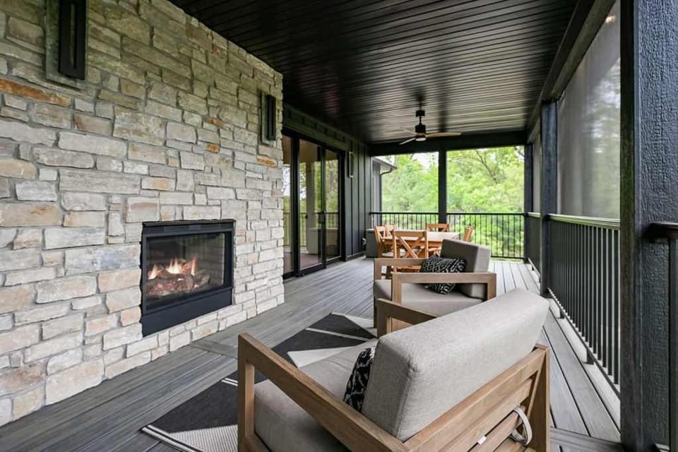 6BR Sand Valley Lodge with Hot Tub Bar & Putting Green House in Petenwell Lake