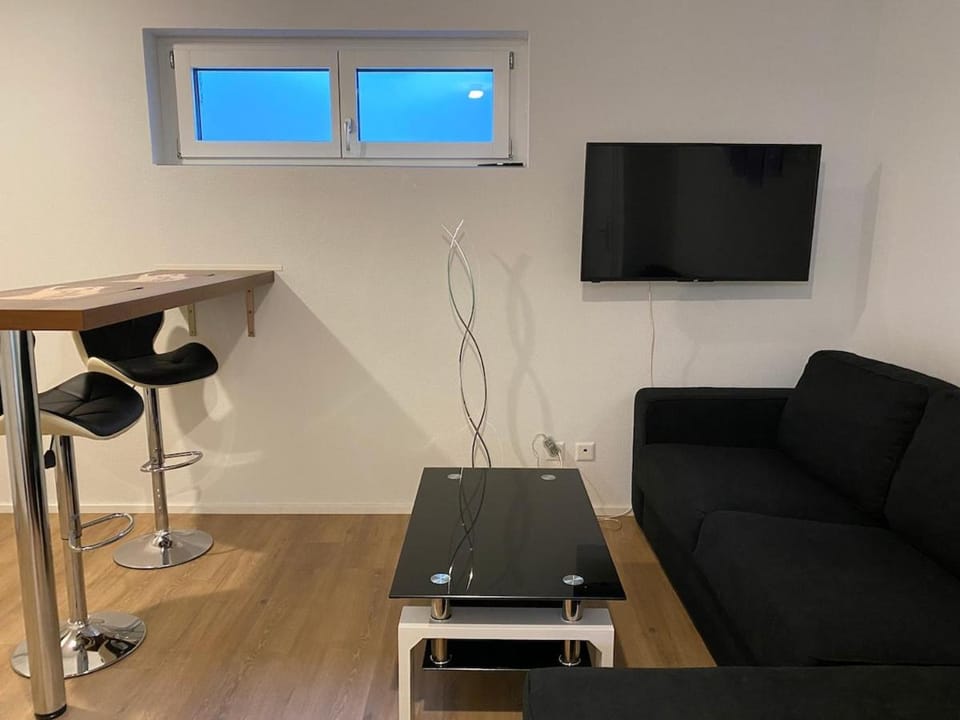 Privates Gästezimmer mit eigenem Bad & Küche im UG Apartment in Fribourg, Switzerland