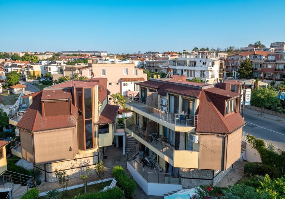 Property building, Bird's eye view, Street view, Location