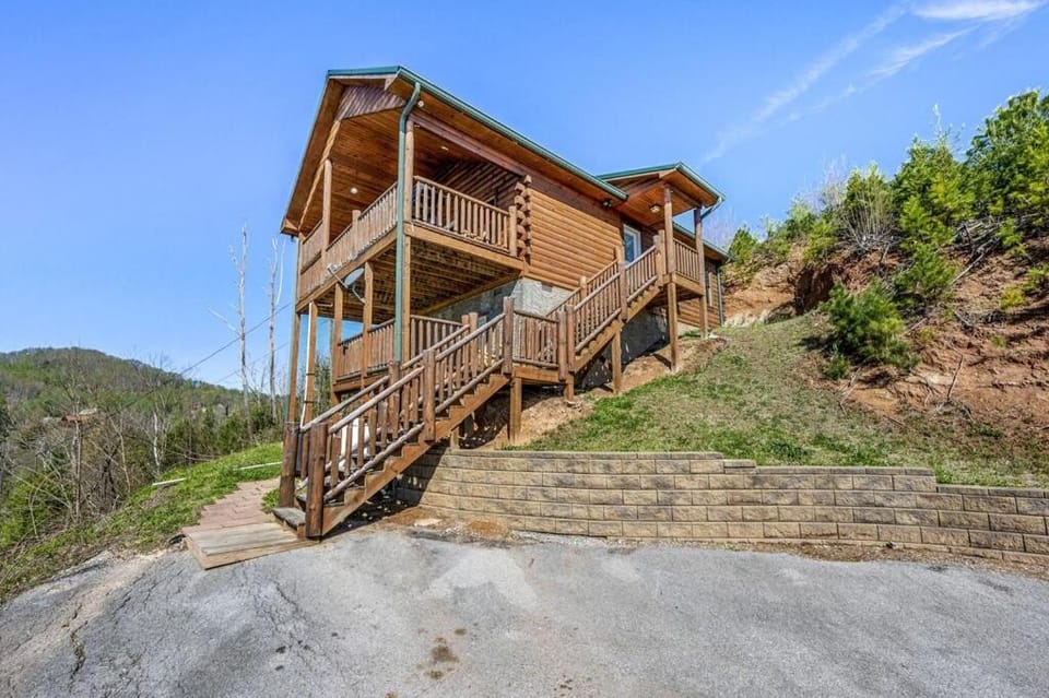 Brave Eagle by Avada Properties House in Gatlinburg