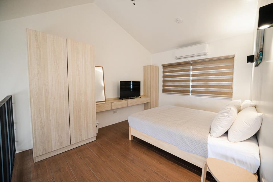 Bed, TV and multimedia, Photo of the whole room, Bedroom, wardrobe