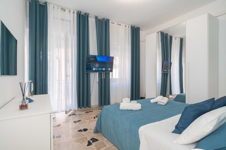 Bed, TV and multimedia, Photo of the whole room, Evening entertainment, Bedroom