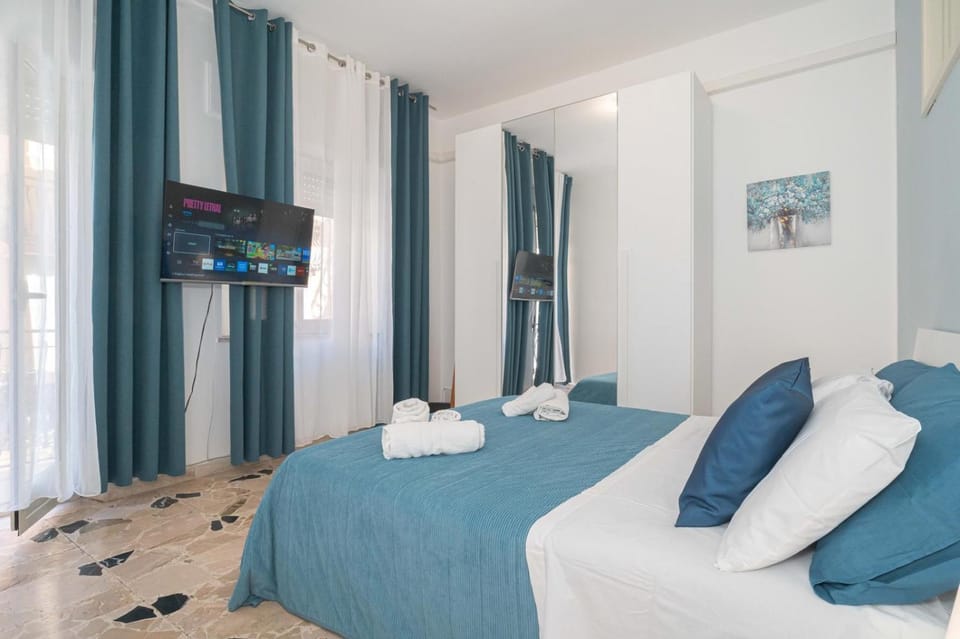 Bed, TV and multimedia, Photo of the whole room, Bedroom, towels