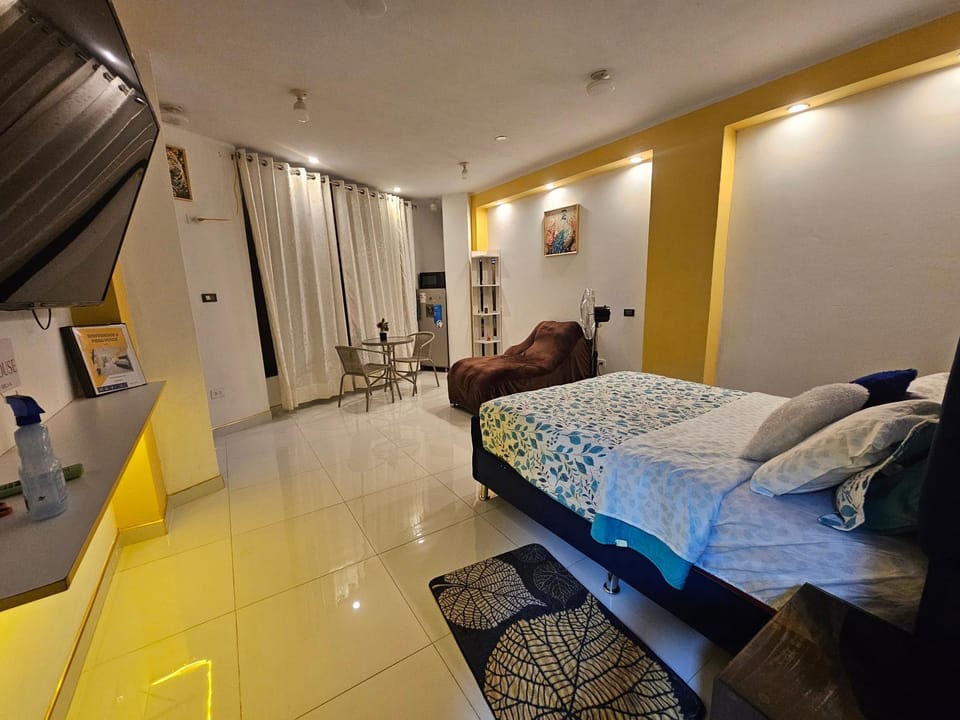 Bed, TV and multimedia, Bedroom