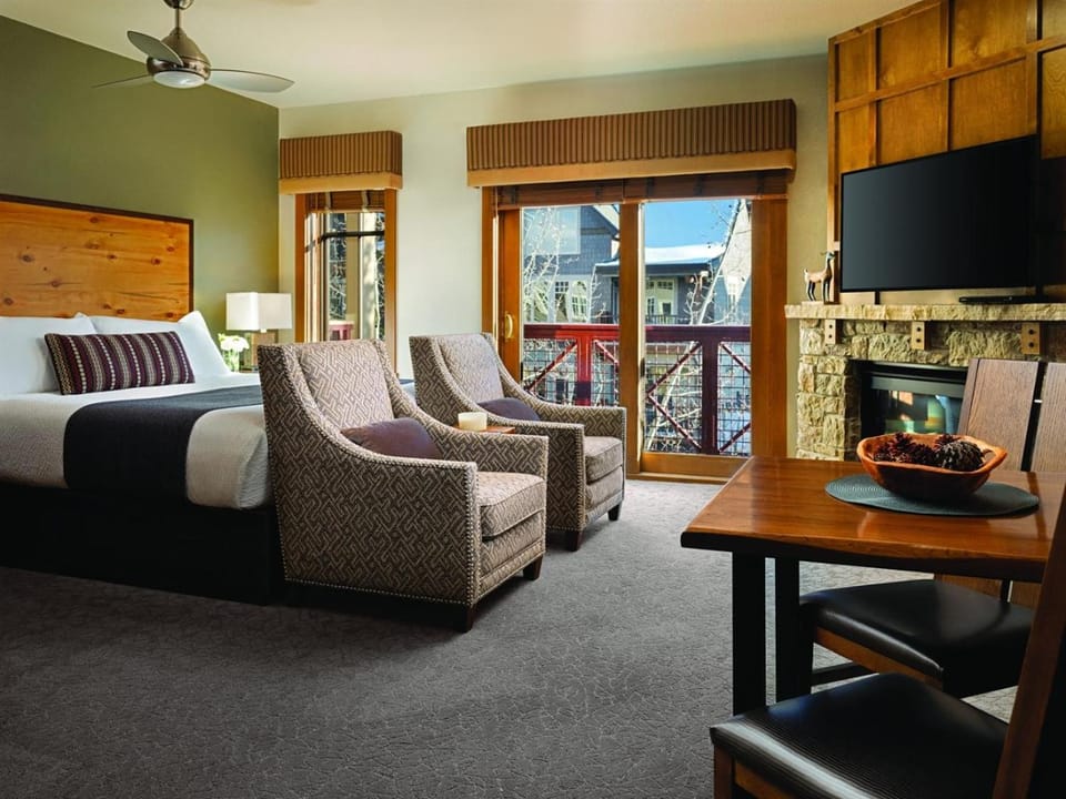 TV and multimedia, Photo of the whole room, Seating area, Dining area, fireplace