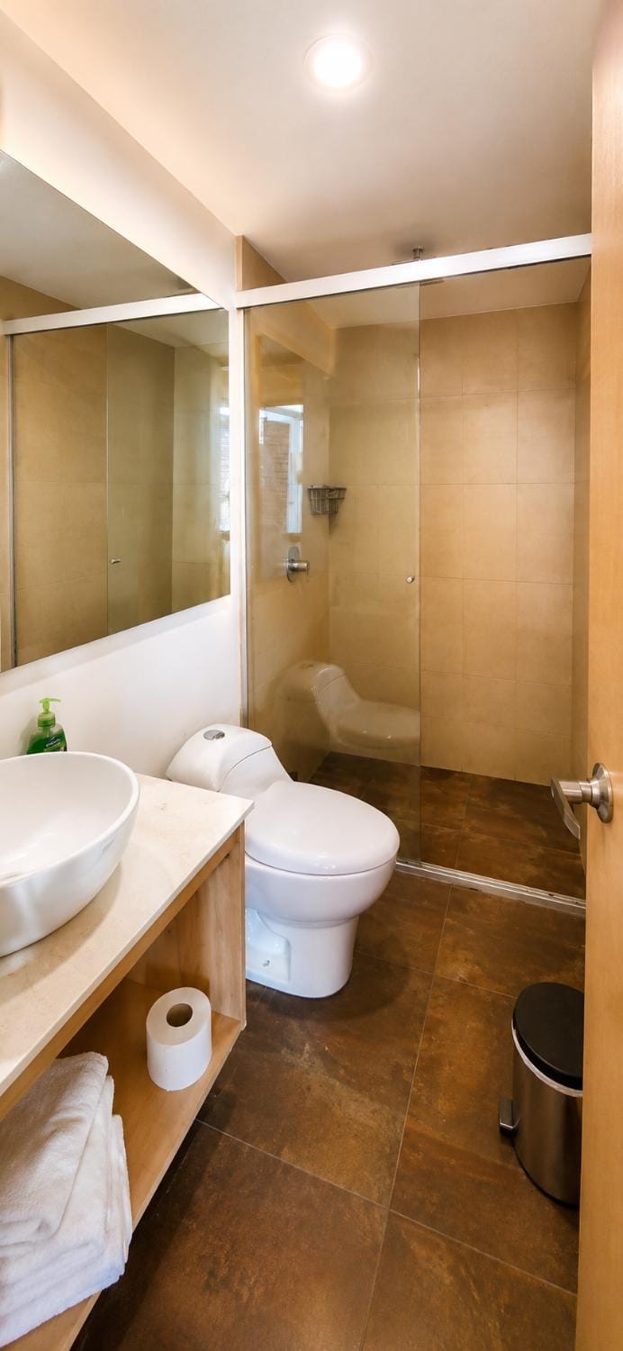 Mingle with the beautiful Paisas, Perfect location Apartment in Medellin