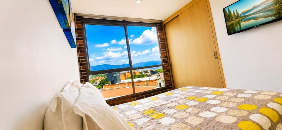 Mingle with the beautiful Paisas, Perfect location Apartment in Medellin