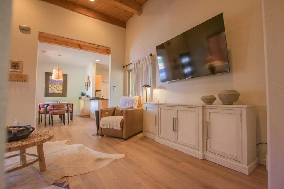 Desert Sunset-Private Hot Tub-Pet Friendly-No Pet Fee! Villa in Albuquerque