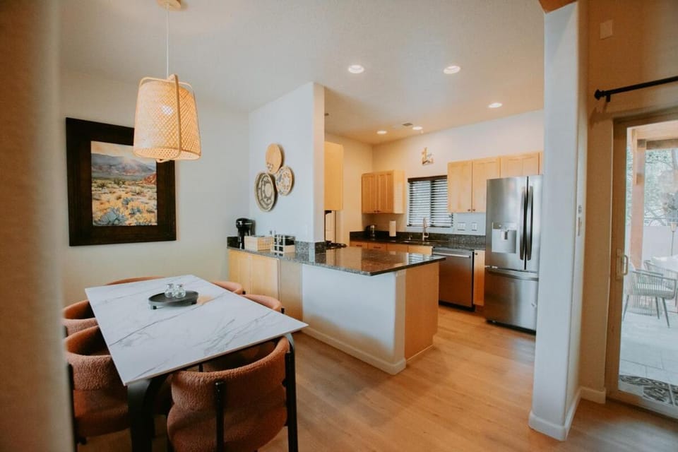 Desert Sunset-Private Hot Tub-Pet Friendly-No Pet Fee! Villa in Albuquerque