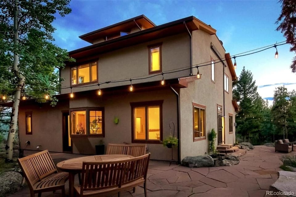 Property building, Patio, Balcony/Terrace, Dining area