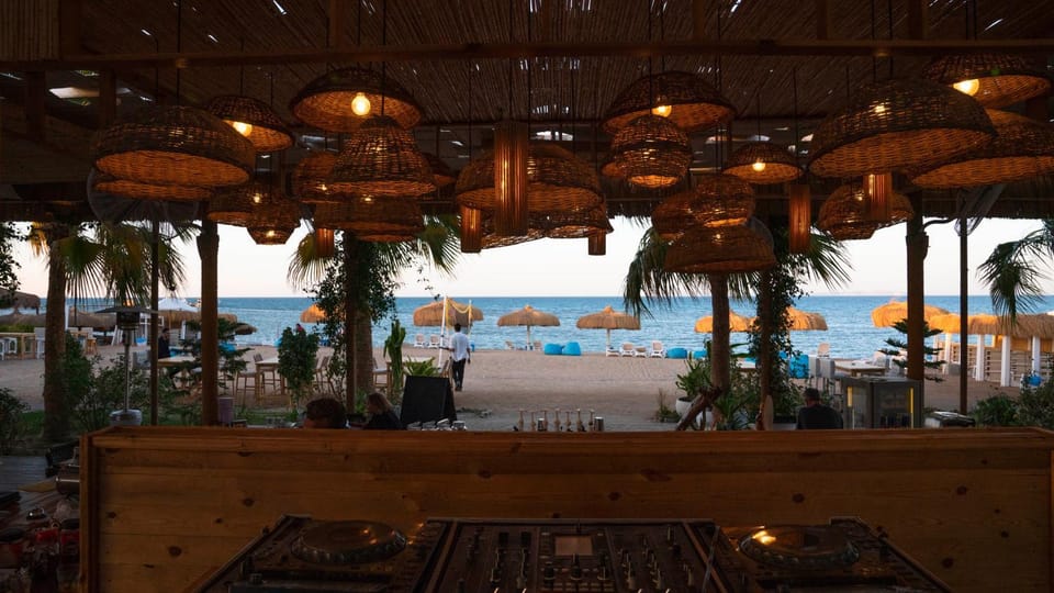 Restaurant/places to eat, Day, Natural landscape, Banquet/Function facilities, Beach, Sea view