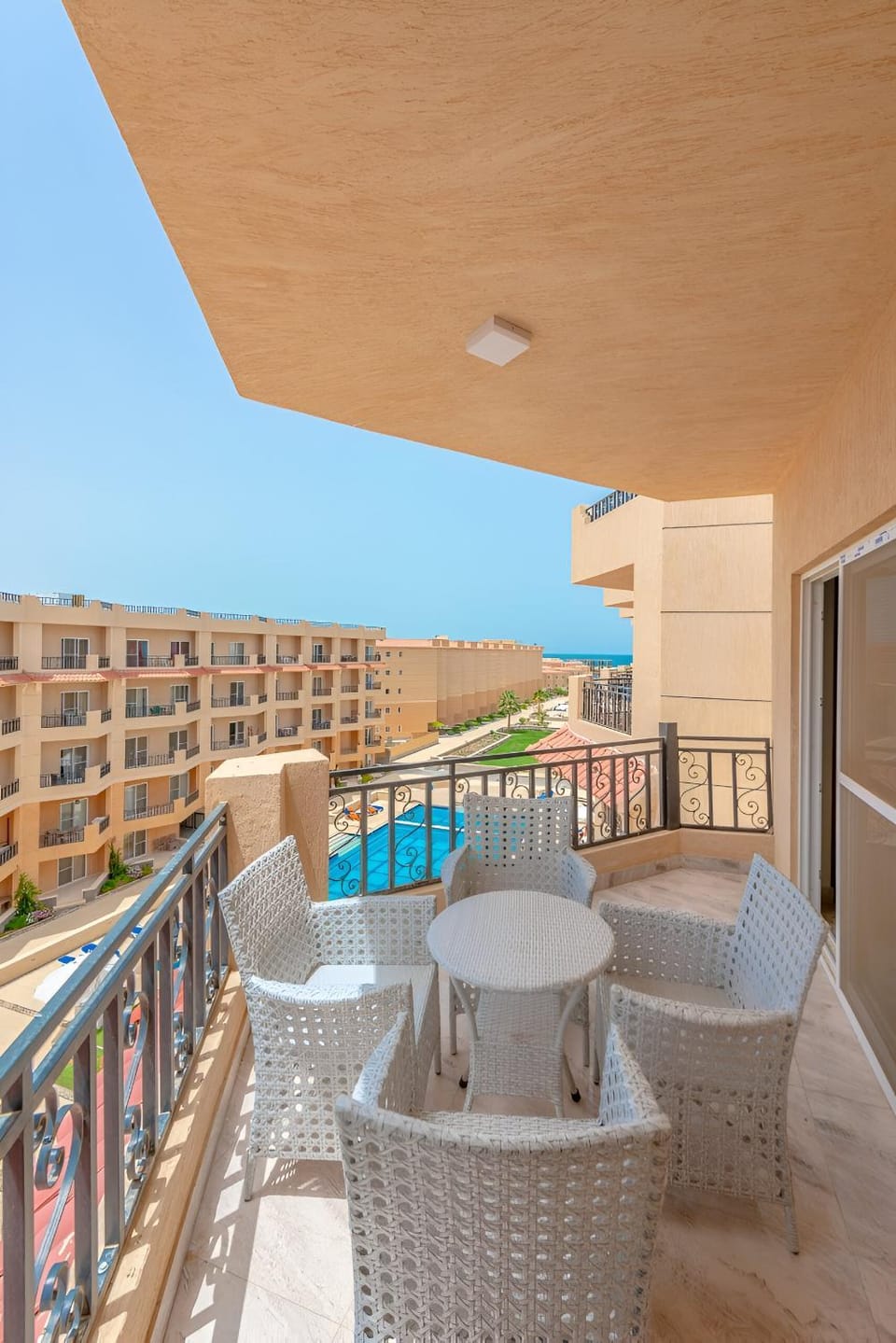 Property building, Patio, Communal lounge/ TV room, Day, View (from property/room), Balcony/Terrace, Balcony/Terrace, Living room, Seating area, Dining area, Evening entertainment, Pool view, Swimming pool, sunbed
