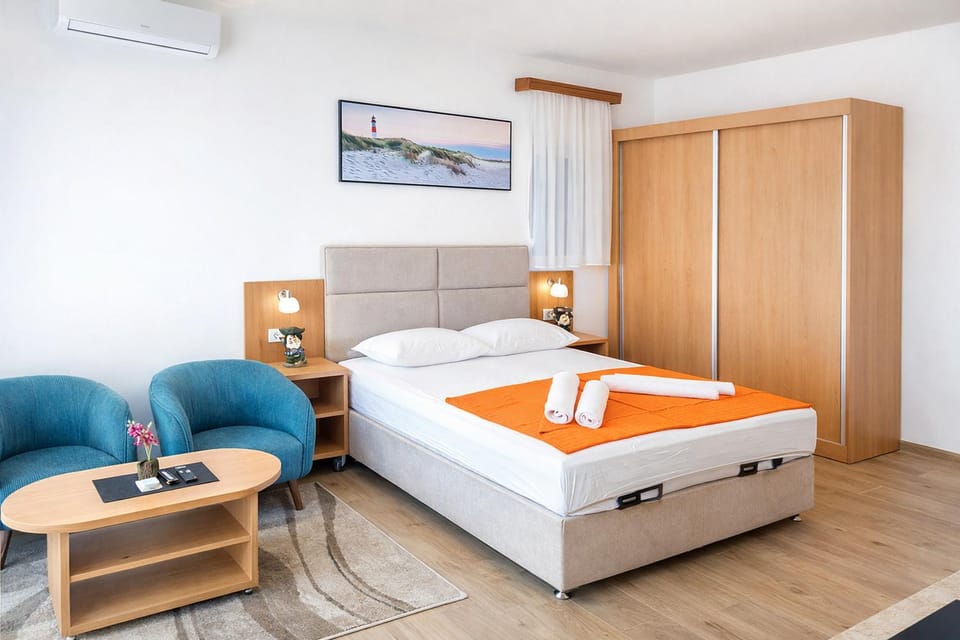 Photo of the whole room, Bedroom, wardrobe, air conditioner