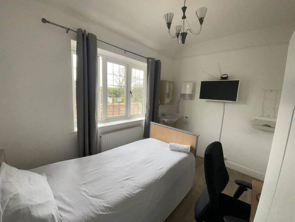 6 Bed-Sleeps 8 Gym-HotTub-Garden-Parking House in Bristol
