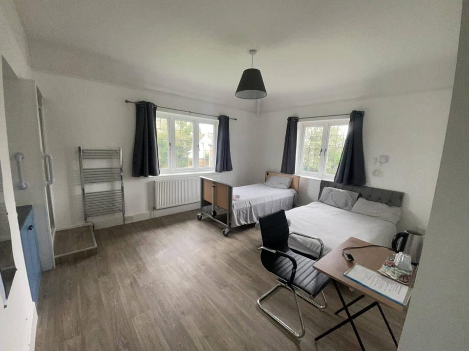 6 Bed-Sleeps 8 Gym-HotTub-Garden-Parking House in Bristol