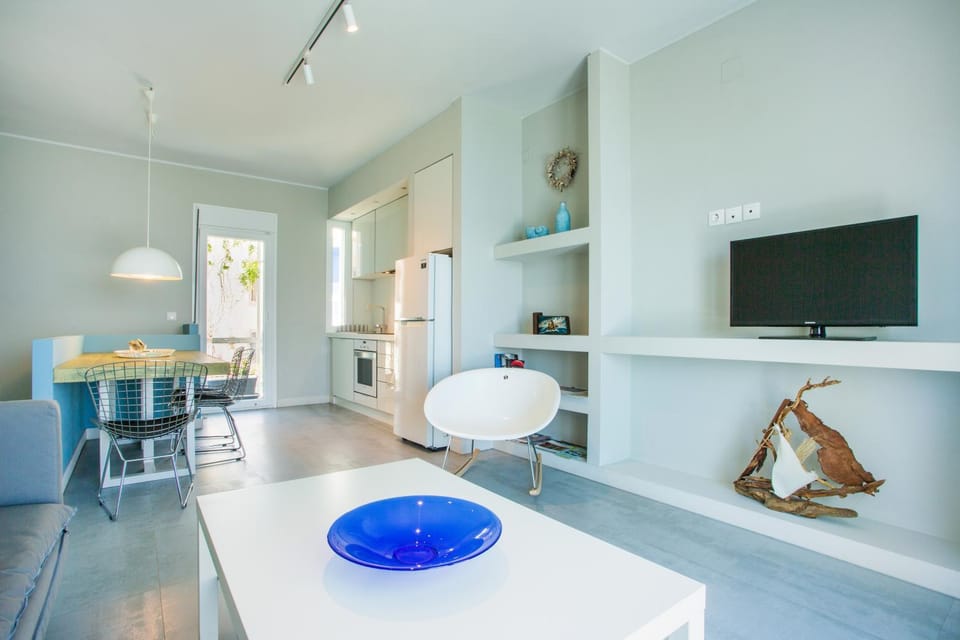 Kitchen or kitchenette, Living room, Seating area, Dining area