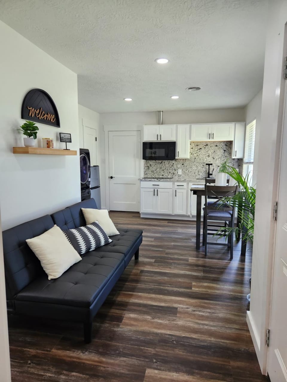 Kitchen or kitchenette, Seating area, Dining area