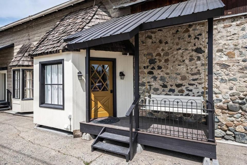 Chickadee Suite Apartment in Cashmere